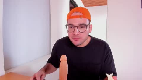 Snapshot of vito_ferrero chatting on 10/14/25, 02:29 Vito Ferrer online show from 10/14/25, 02:29