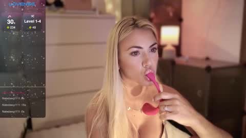 Snapshot of viv_milf chatting on 09/26/25, 06:50 Vivian is here online show from 09/26/25, 06:50