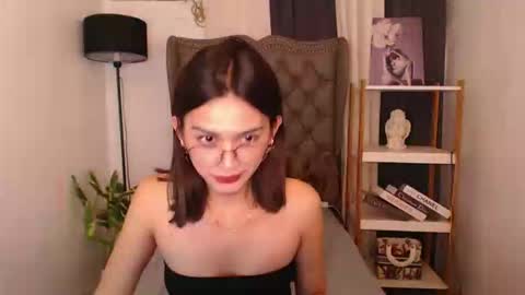 Snapshot of vivahot_zen chatting on 12/16/25, 07:35 ZEN online show from 12/16/25, 07:35