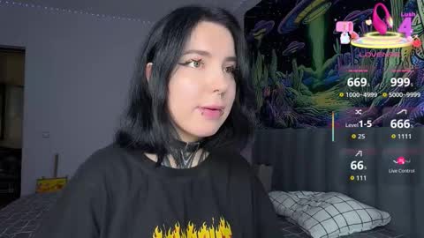 Snapshot of vivi__squirrel chatting on 10/08/25, 07:17 Vivi online show from 10/08/25, 07:17