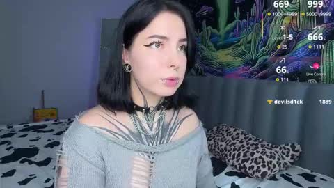 Snapshot of vivi__squirrel chatting on 10/22/25, 11:43 Vivi online show from 10/22/25, 11:43