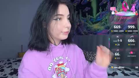 Snapshot of vivi__squirrel chatting on 10/24/25, 09:49 Vivi online show from 10/24/25, 09:49