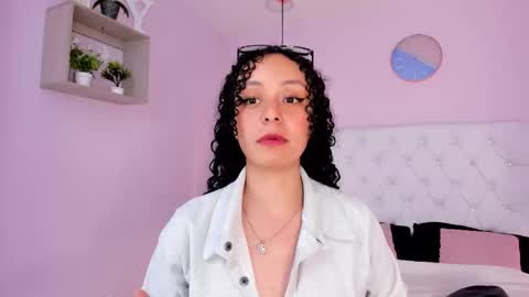 Vivi online show from 11/22/25, 03:49