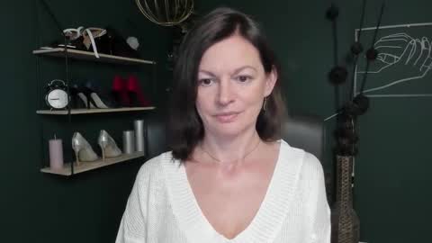 Vivian online show from 09/24/25, 08:28