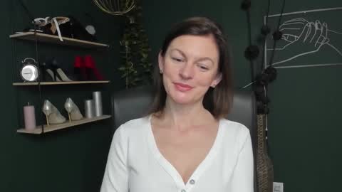 Vivian online show from 10/14/25, 05:52