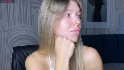 Snapshot of vivian_evans_ chatting on 09/16/25, 01:06 Vivian Evans online show from 09/16/25, 01:06