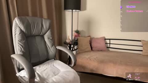 Snapshot of vivian_evans_ chatting on 10/15/25, 02:44 Vivian Evans online show from 10/15/25, 02:44