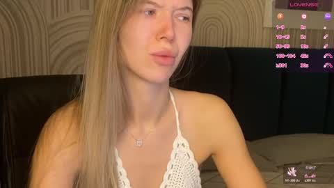 Snapshot of vivian_evans_ chatting on 10/27/25, 01:09 Vivian Evans online show from 10/27/25, 01:09