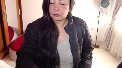 Snapshot of vivian_milf_paint chatting on 11/23/25, 12:38 vivian_milf_paint online show from 11/23/25, 12:38