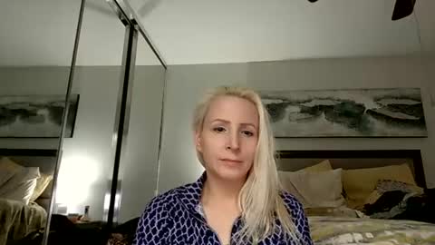 Snapshot of vivians_roses chatting on 07/02/26, 03:40 Vivians Roses online show from 07/02/26, 03:40