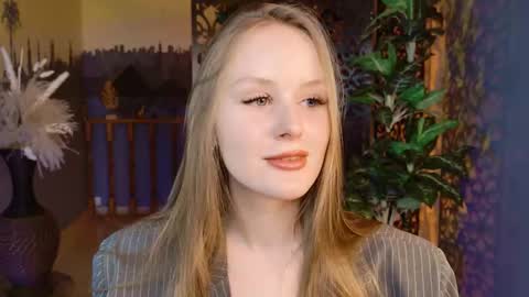 Vivien online show from 11/28/25, 02:09