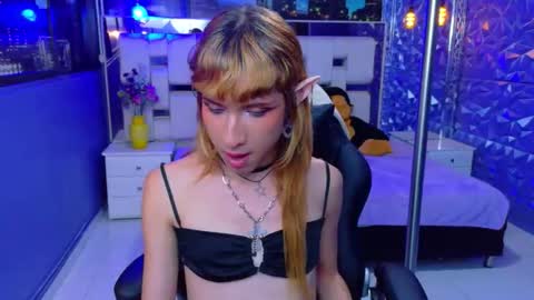 Snapshot of vivienne_hadid chatting on 05/25/26, 12:16 vivienne hadid online show from 05/25/26, 12:16