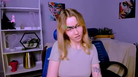 Snapshot of vivienne_sweet chatting on 02/28/25, 08:39 Vivi online show from 02/28/25, 08:39
