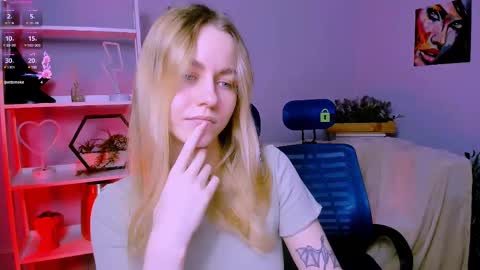 Snapshot of vivienne_sweet chatting on 03/01/25, 12:17 Vivi online show from 03/01/25, 12:17