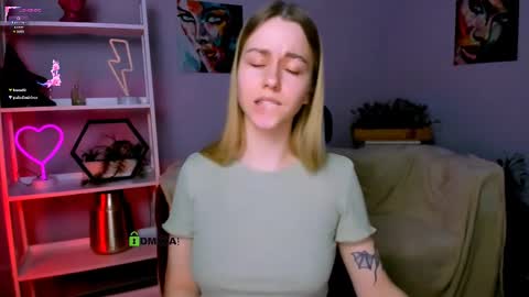 Snapshot of vivienne_sweet chatting on 03/04/25, 02:27 Vivi online show from 03/04/25, 02:27