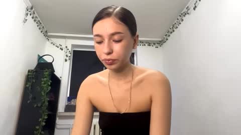 Snapshot of viviennebreihan chatting on 10/28/25, 12:09 Vivi online show from 10/28/25, 12:09