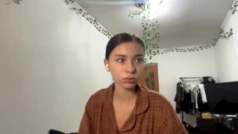 Snapshot of viviennebreihan chatting on 11/02/25, 07:11 Vivi online show from 11/02/25, 07:11