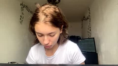 Snapshot of viviennebreihan chatting on 11/12/25, 07:20 Vivi online show from 11/12/25, 07:20