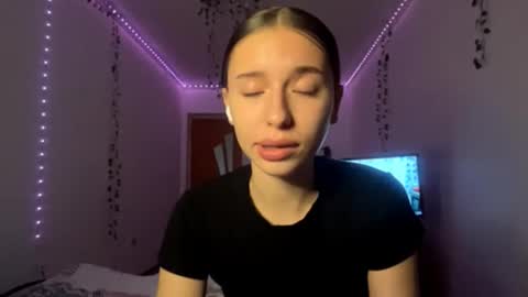 Snapshot of viviennebreihan chatting on 11/17/25, 06:03 Vivi online show from 11/17/25, 06:03