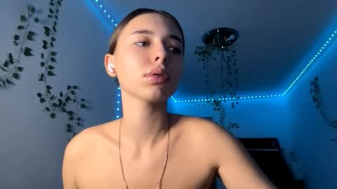 Snapshot of viviennebreihan chatting on 11/22/25, 04:28 Vivi online show from 11/22/25, 04:28