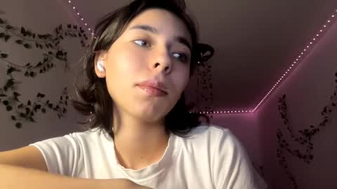 Snapshot of viviennebreihan chatting on 11/23/25, 04:07 Vivi online show from 11/23/25, 04:07