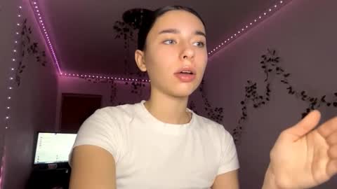 Snapshot of viviennebreihan chatting on 11/24/25, 04:18 Vivi online show from 11/24/25, 04:18