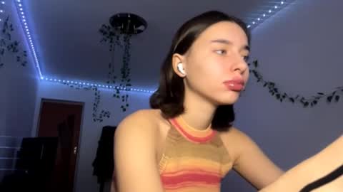 Snapshot of viviennebreihan chatting on 11/30/25, 04:33 Vivi online show from 11/30/25, 04:33