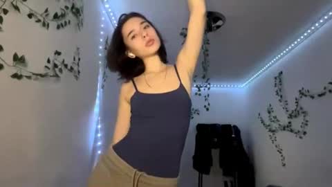 Snapshot of viviennebreihan chatting on 12/04/25, 04:16 Vivi online show from 12/04/25, 04:16