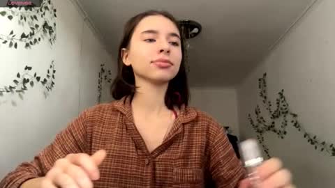 Snapshot of viviennebreihan chatting on 12/15/25, 09:35 Vivi online show from 12/15/25, 09:35