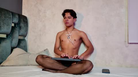 vix_hot online show from 05/02/26, 07:41