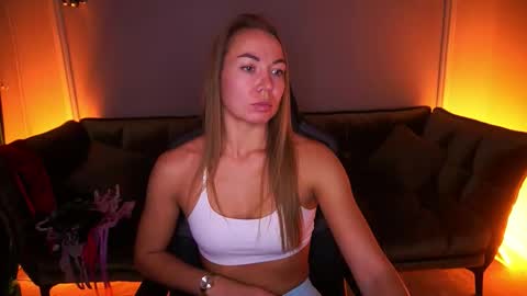 Snapshot of vixenmuse chatting on 11/05/25, 09:15 Ur Lady online show from 11/05/25, 09:15