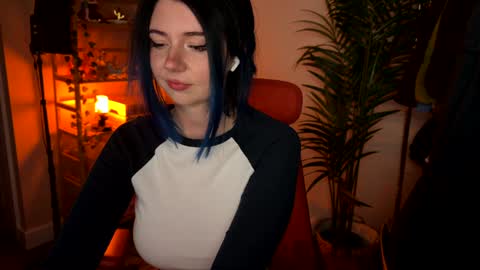Polly  Online mostly at 9pm-2am UK Time online show from 03/22/26, 07:17