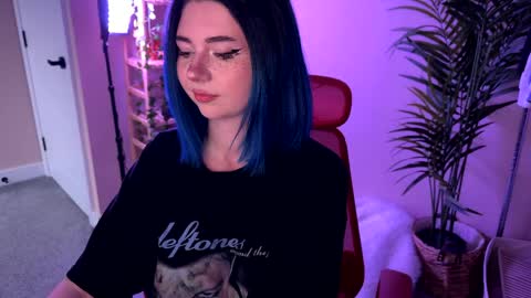 Polly  Online mostly at 9pm-2am UK Time online show from 03/27/26, 06:29