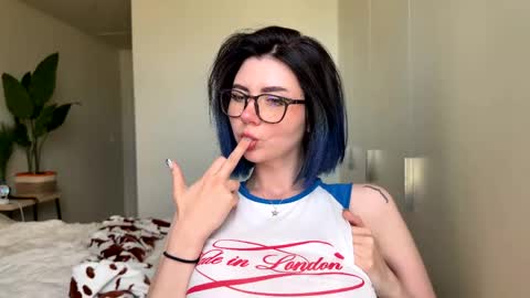 Polly  Online mostly at 9pm-2am UK Time online show from 06/05/26, 05:40
