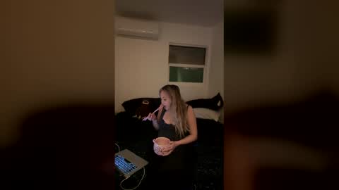 vonbombon online show from 12/15/25, 02:05