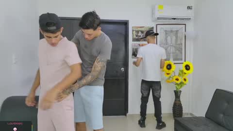 voyeurism_guys online show from 05/20/26, 11:00