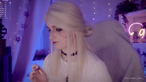 Snapshot of vronnier chatting on 09/13/25, 07:13 vronnier online show from 09/13/25, 07:13