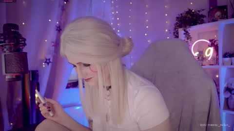 Snapshot of vronnier chatting on 09/14/25, 04:06 vronnier online show from 09/14/25, 04:06