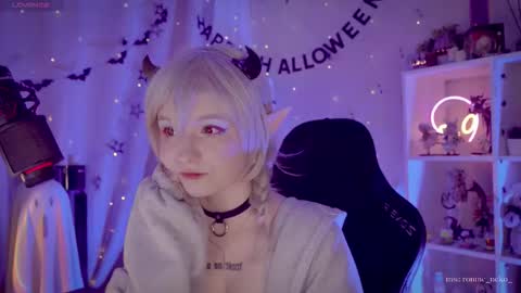 Snapshot of vronnier chatting on 11/06/25, 11:00 vronnier online show from 11/06/25, 11:00