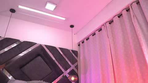 Snapshot of vvioleta_ chatting on 10/11/25, 03:06 Violeta online show from 10/11/25, 03:06