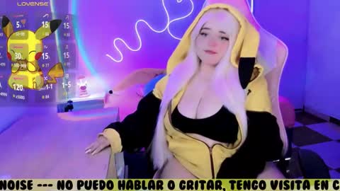 Snapshot of waifumochi_chan chatting on 11/15/25, 04:21 online show from 11/15/25, 04:21