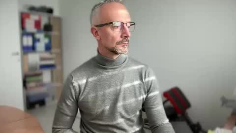 Snapshot of walky78 chatting on 12/15/25, 12:20 walky78 online show from 12/15/25, 12:20