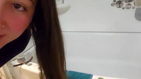 Snapshot of walnut4u chatting on 01/13/25, 05:23 Walnut4u online show from 01/13/25, 05:23