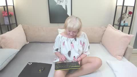 wanessaraso online show from 10/21/25, 01:01