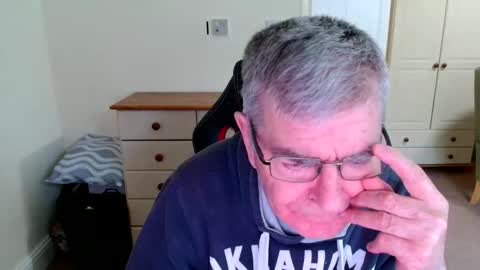 Snapshot of wanttobefree22 chatting on 10/27/25, 02:10 wanttobefree22 online show from 10/27/25, 02:10