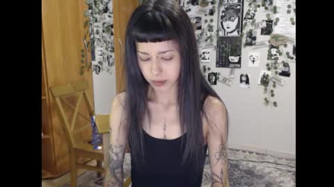 Snapshot of wavy_nights chatting on 09/30/25, 01:43 Mina online show from 09/30/25, 01:43