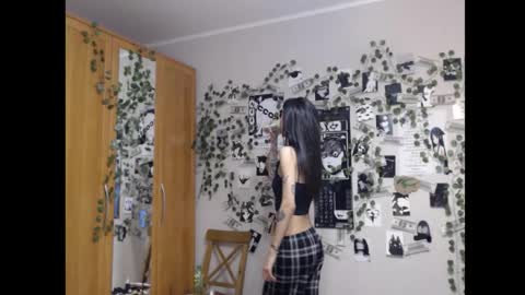 Snapshot of wavy_nights chatting on 10/13/25, 07:36 Mina online show from 10/13/25, 07:36