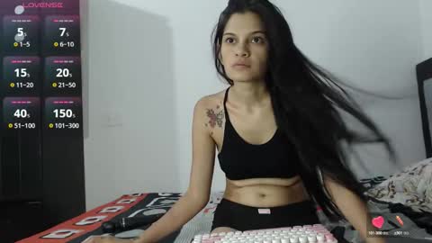 Snapshot of webcams_777 chatting on 10/11/25, 06:45 luisa y paul online show from 10/11/25, 06:45