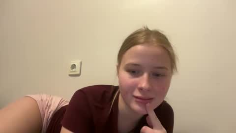 Snapshot of wekittycluby chatting on 10/21/25, 04:51 kite and joe3 online show from 10/21/25, 04:51