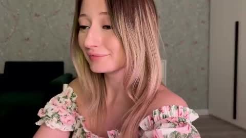 Snapshot of wendy_amber chatting on 11/07/25, 05:46 Daisy online show from 11/07/25, 05:46